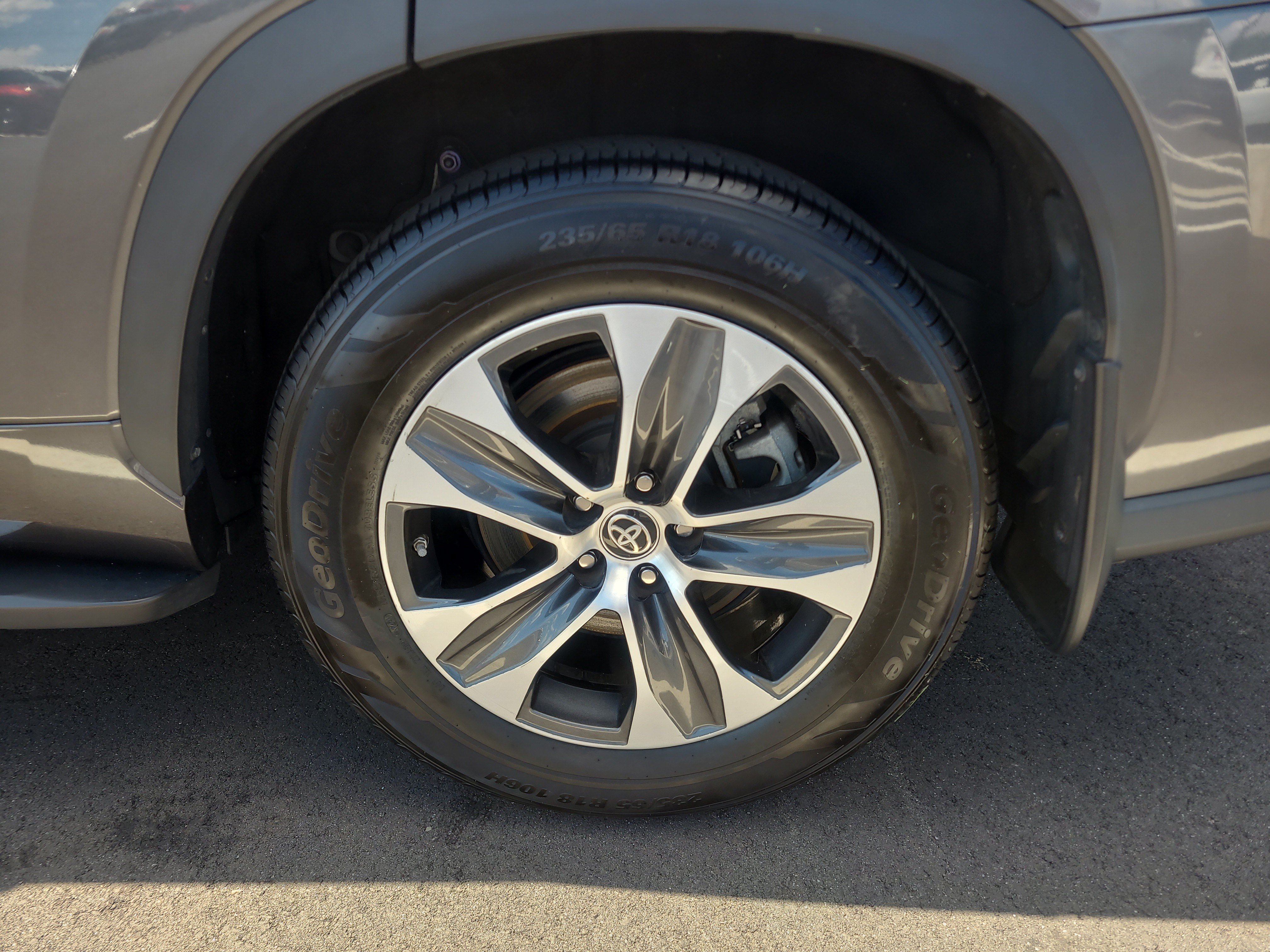 Used 2023 Toyota Highlander XLE AWD/4WD image 10