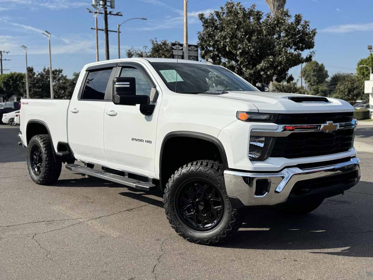 Used 2024 Chevrolet Silverado 2500 LT image 3