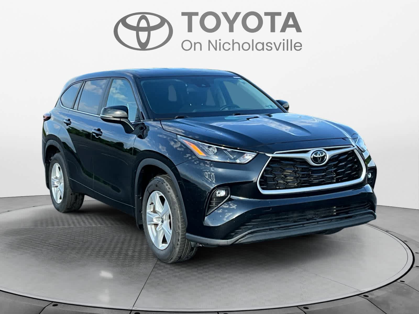 Used 2024 Toyota Highlander LE AWD/4WD image 8