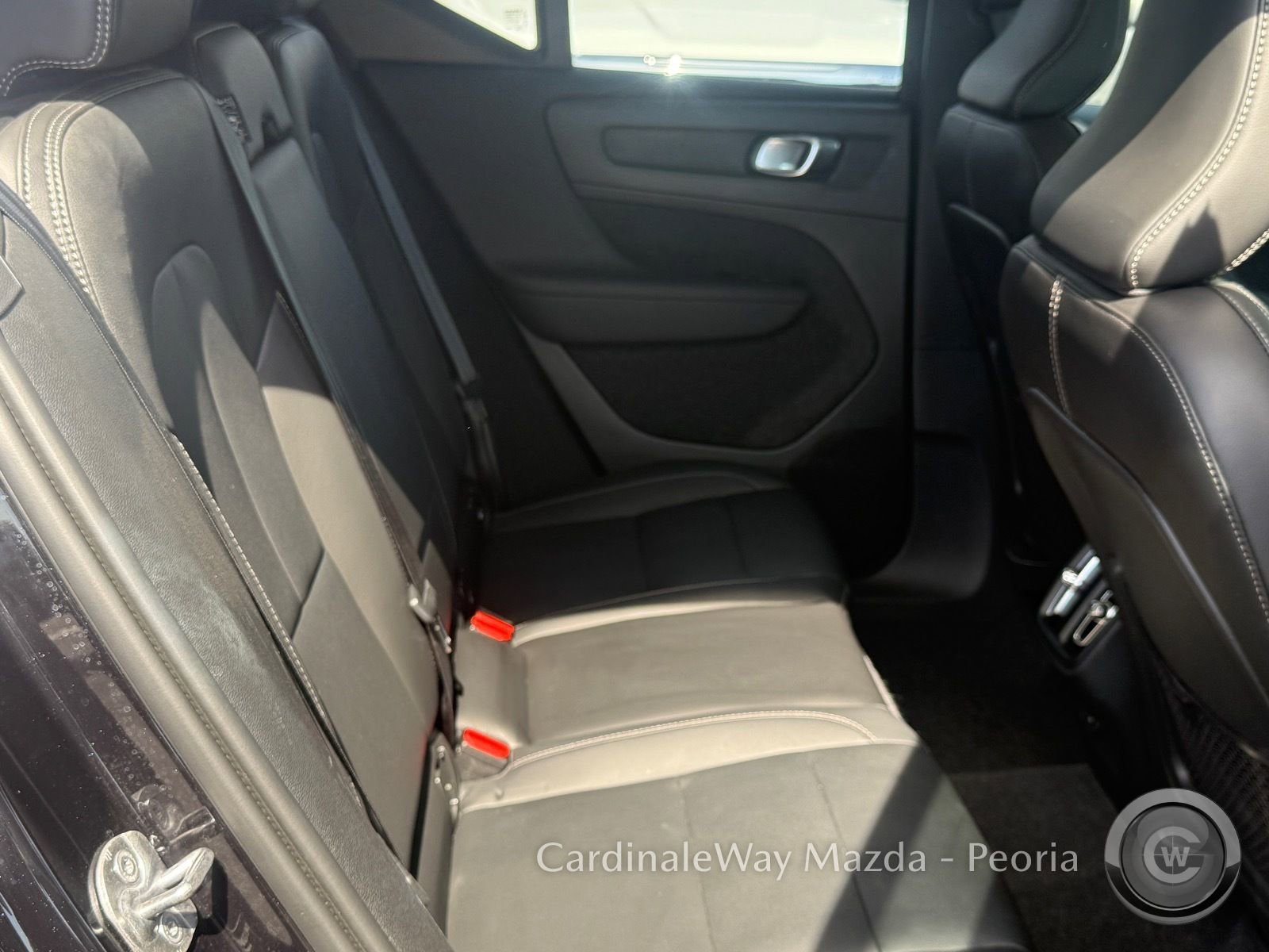 Used 2025 Volvo XC40 B5 Plus image 26