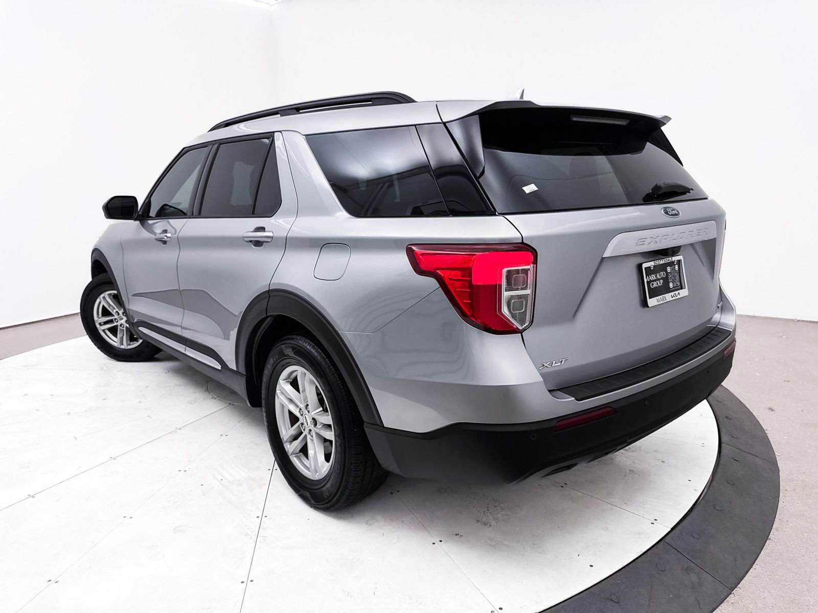 Used 2020 Ford Explorer XLT RWD image 2