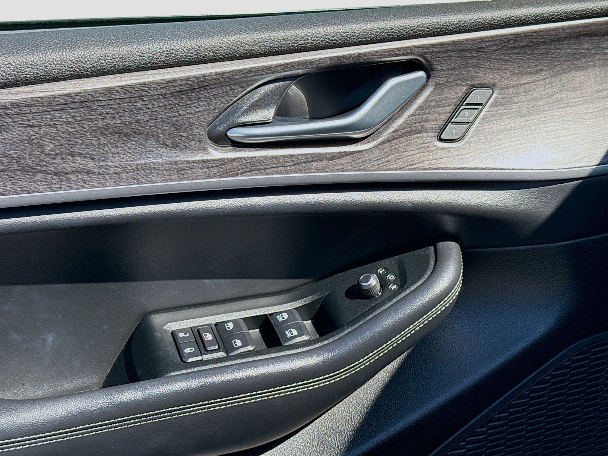 Used 2025 Jeep Grand Cherokee L Limited w/ Black Appearance Package image 17