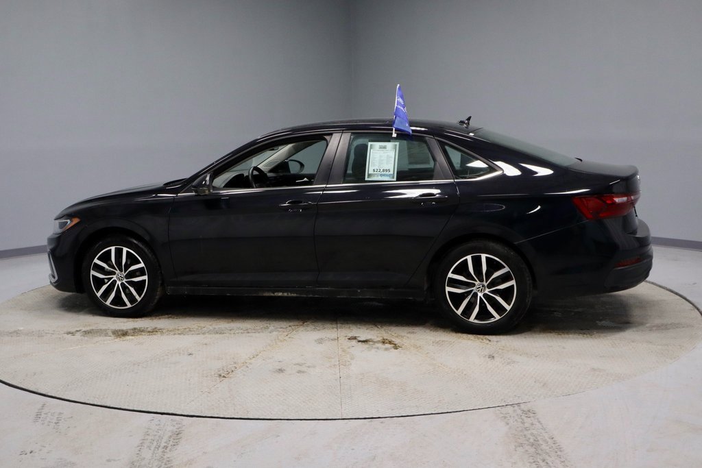 Used 2025 Volkswagen Jetta SE image 8