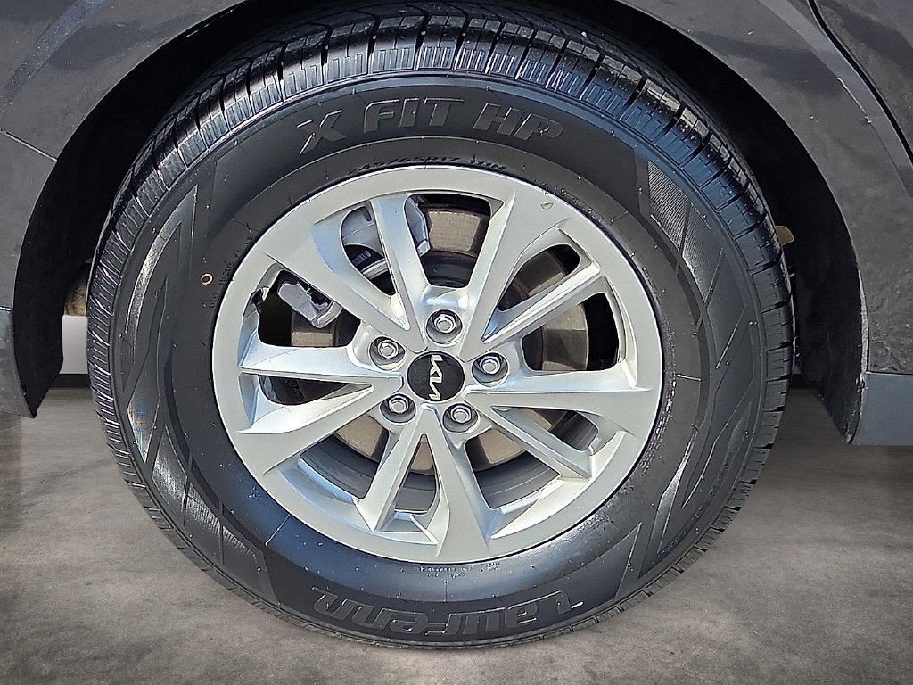 Used 2024 Kia Carnival LX FWD image 7