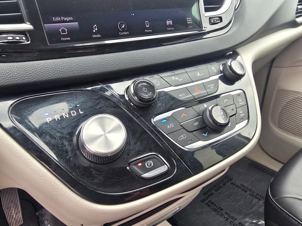 Used 2023 Chrysler Pacifica Touring-L image 19