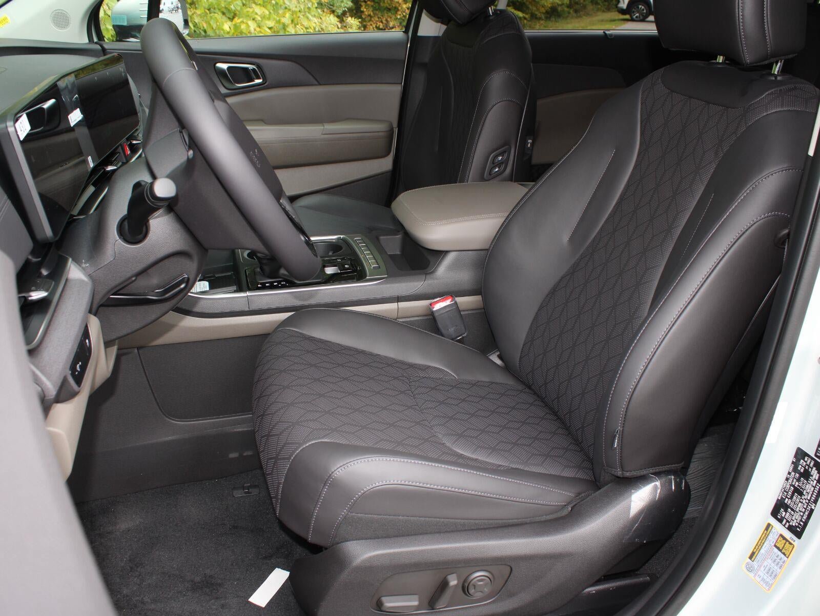 New 2027 Kia Carnival EX FWD image 17