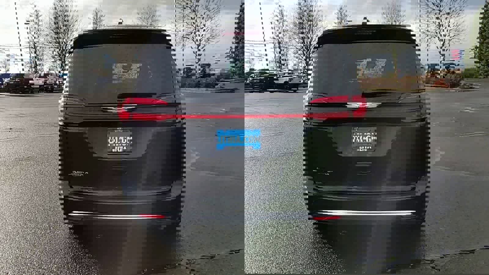 Certified 2024 Chrysler Pacifica Touring-L image 7