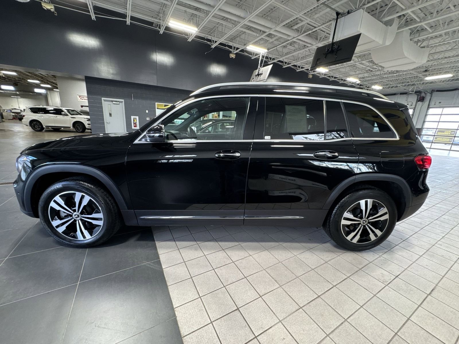 Used 2025 Mercedes-Benz GLB 250 image 34