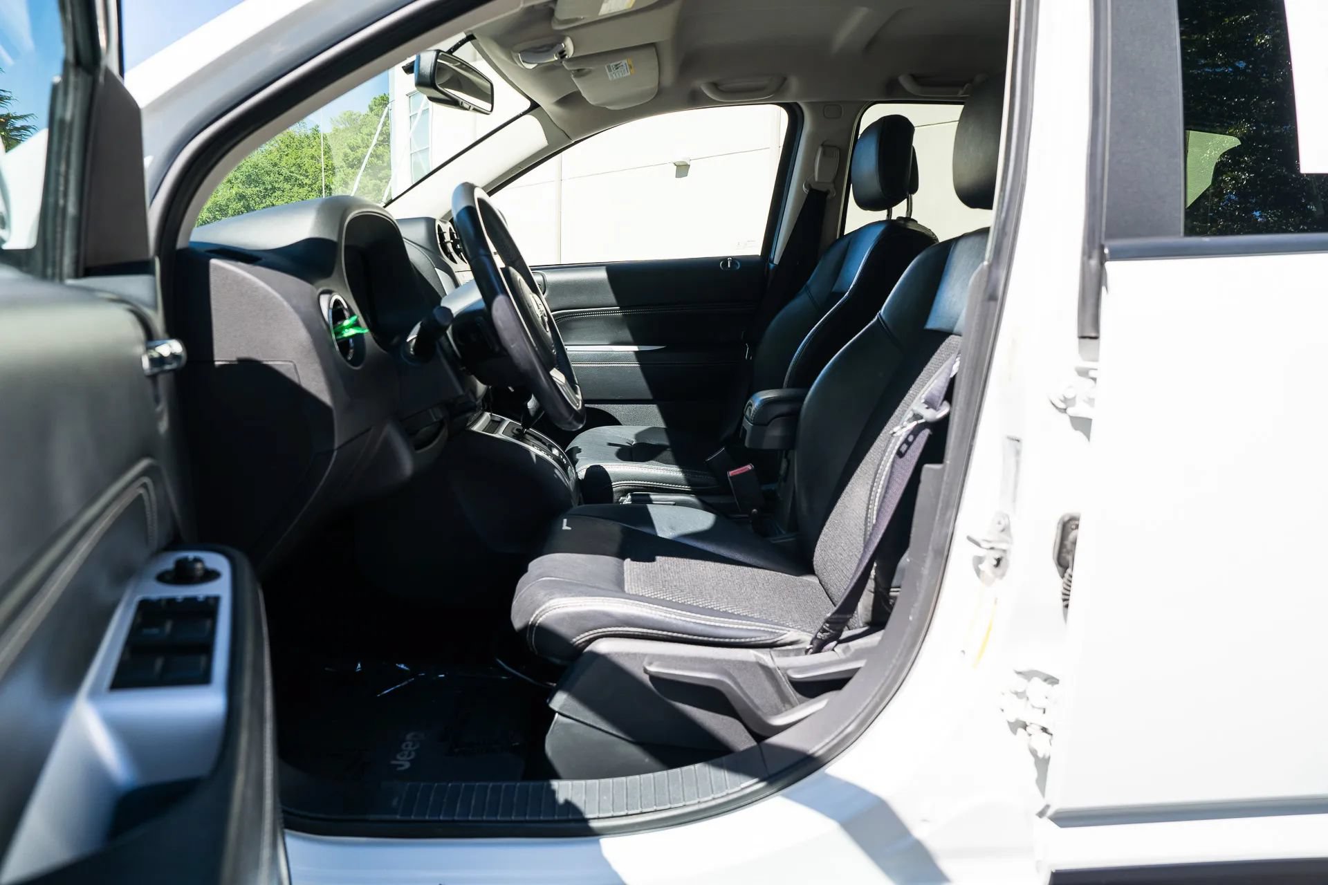 Used 2017 Jeep Compass Latitude FWD image 17