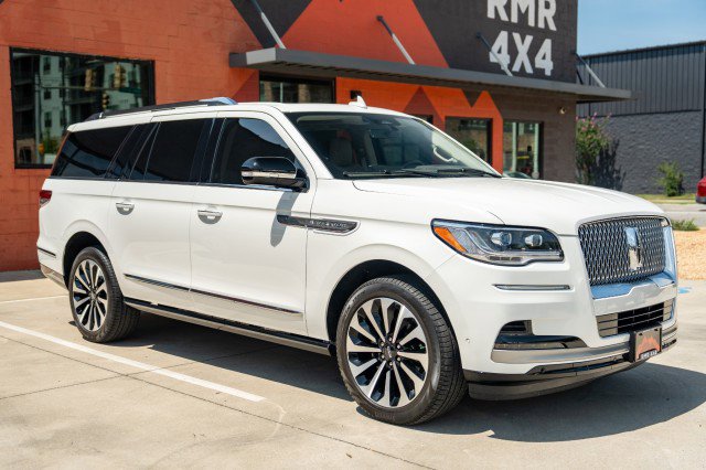 Used 2024 Lincoln Navigator L Reserve image 3