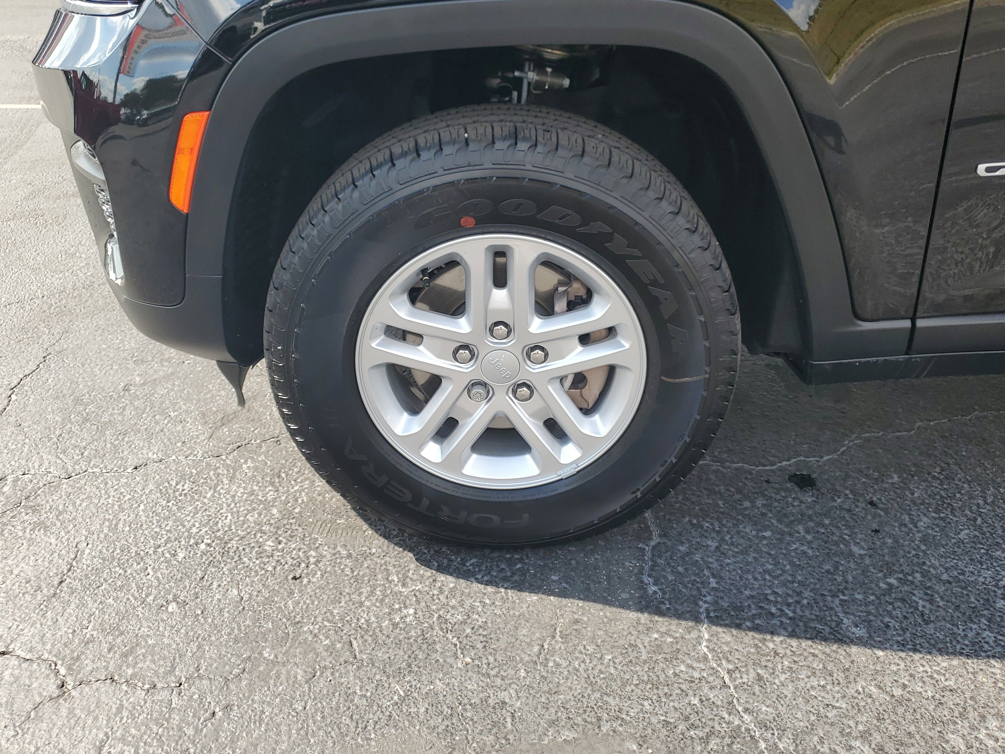 Used 2025 Jeep Grand Cherokee Laredo image 5