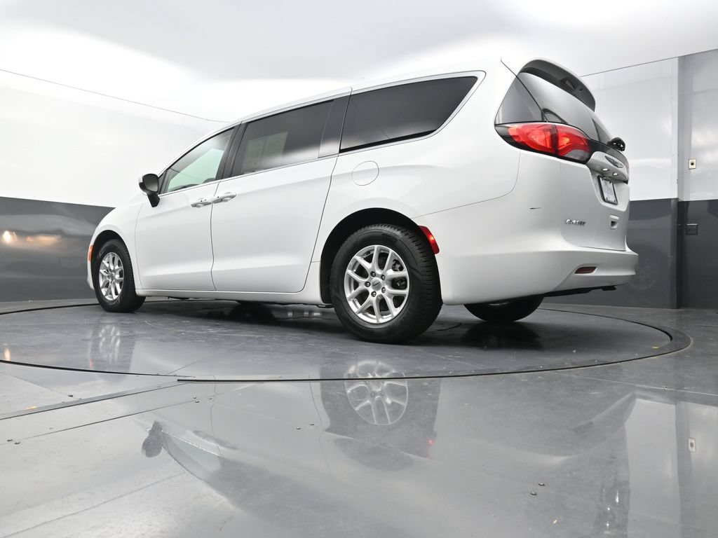 Used 2022 Chrysler Voyager LX FWD image 27