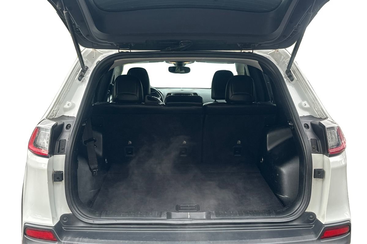 Used 2019 Jeep Cherokee Trailhawk w/ Cold Weather Group image 11