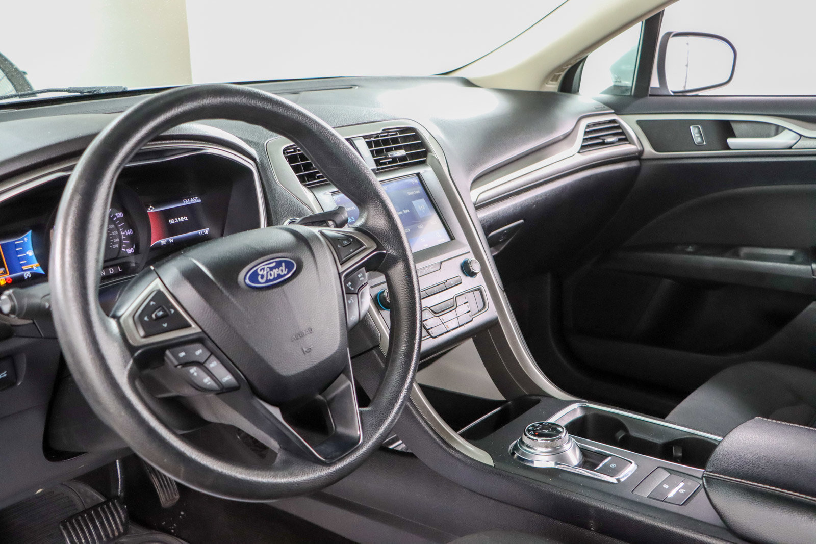 Used 2020 Ford Fusion SE image 22