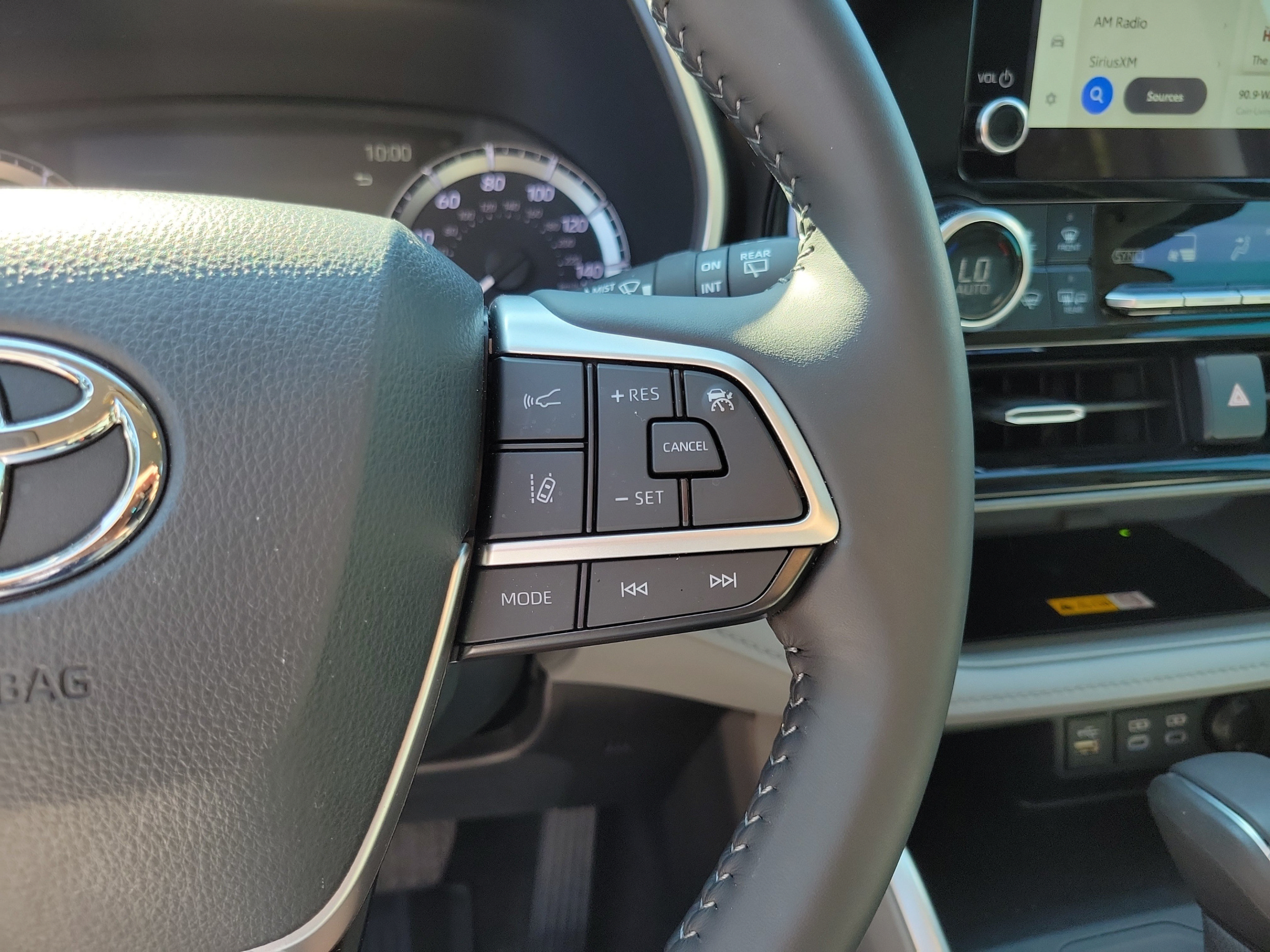 Used 2024 Toyota Highlander XLE FWD image 14