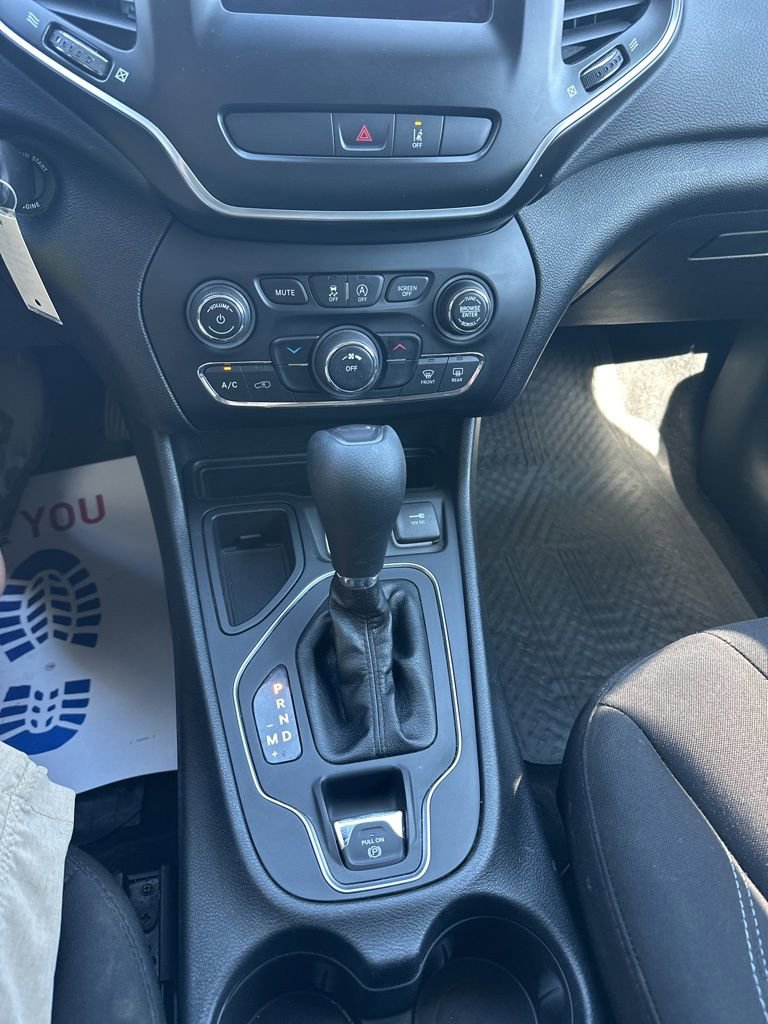 Used 2021 Jeep Cherokee Latitude FWD image 16