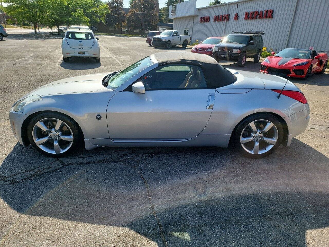 Used 2006 Nissan 350Z Enthusiast w/ (S02) Side Air Bags Pkg RWD image 5