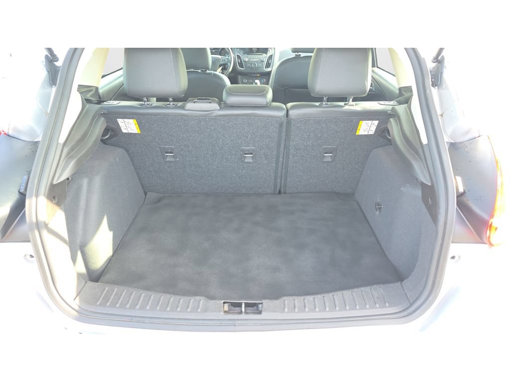 Used 2016 Ford Focus SE w/ Equipment Group 201A FWD image 9