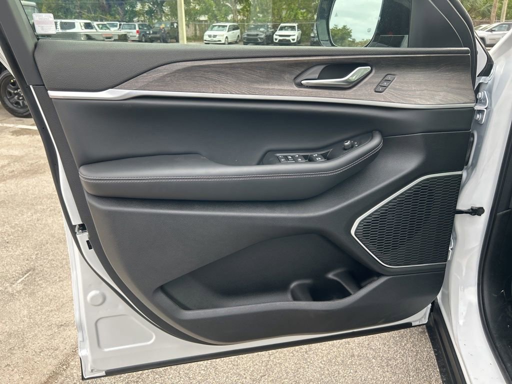 New 2026 Jeep Grand Cherokee Limited RWD image 36