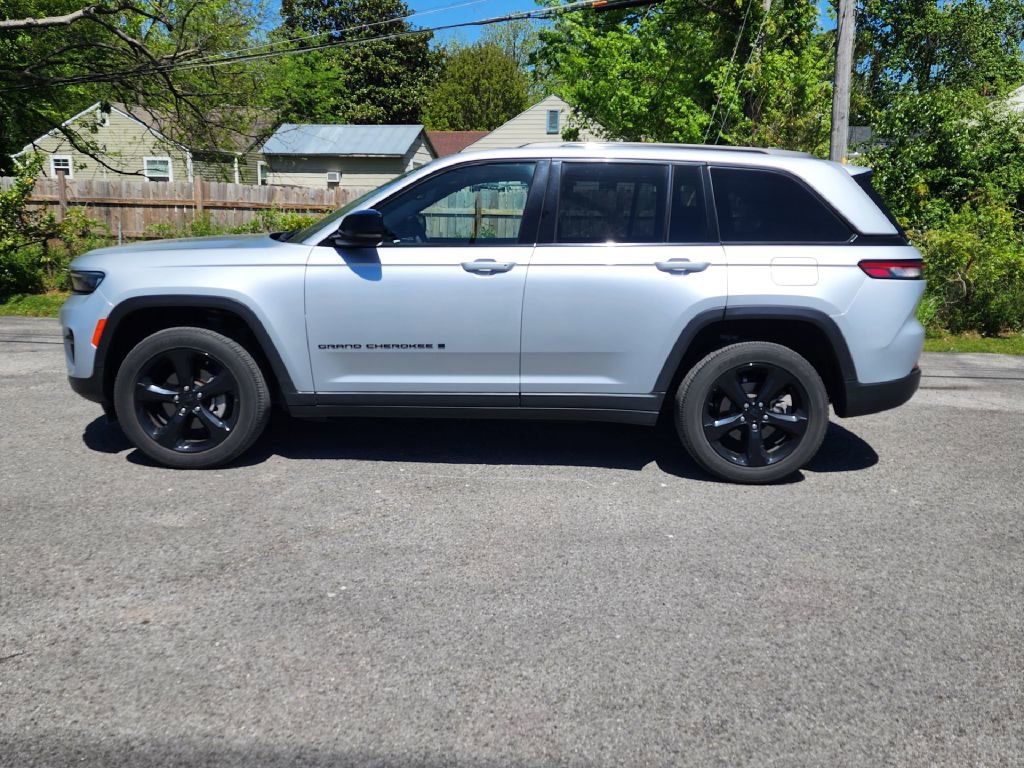 Used 2023 Jeep Grand Cherokee Altitude image 2