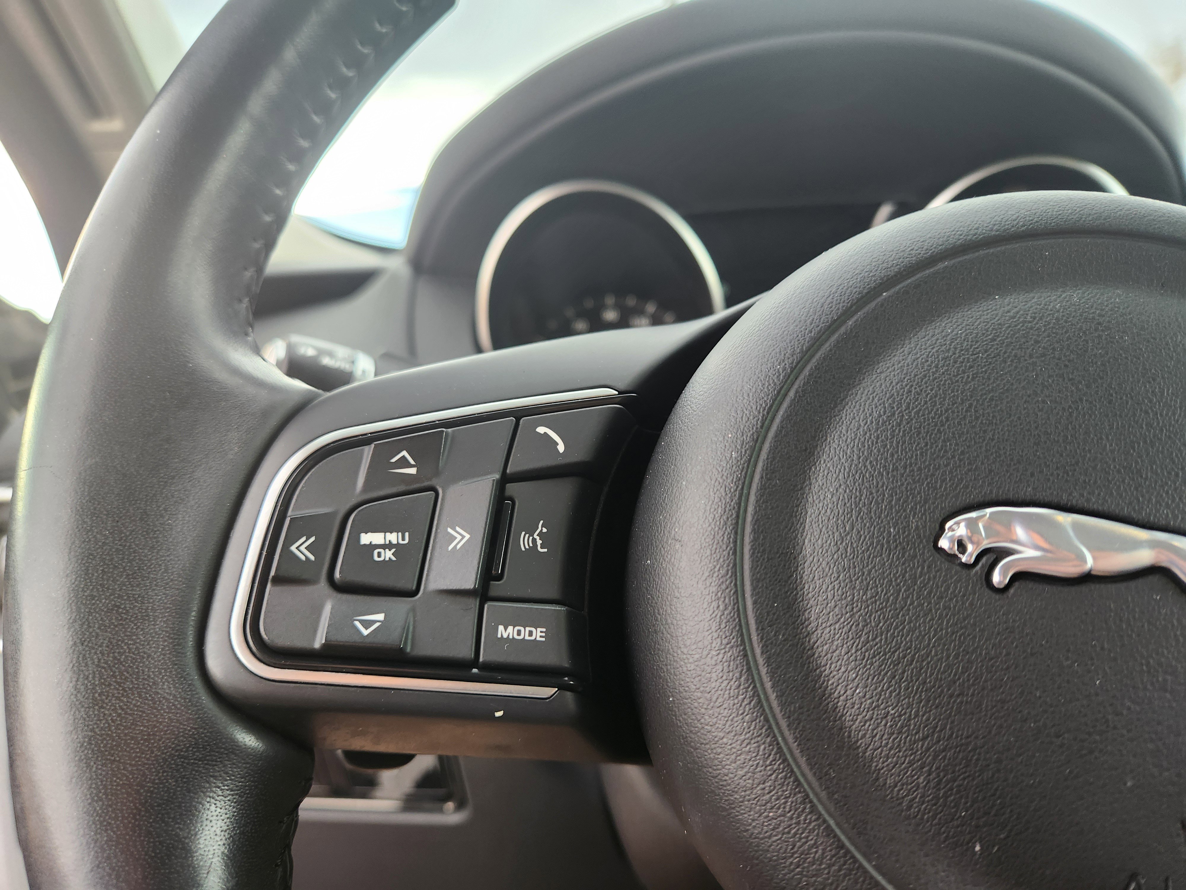 Used 2018 Jaguar F-PACE Premium image 34