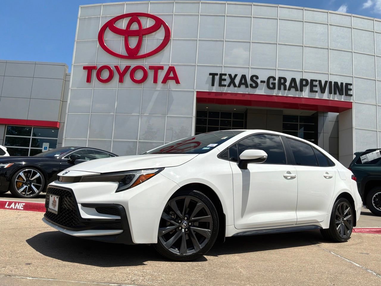 Used 2023 Toyota Corolla SE FWD image 2