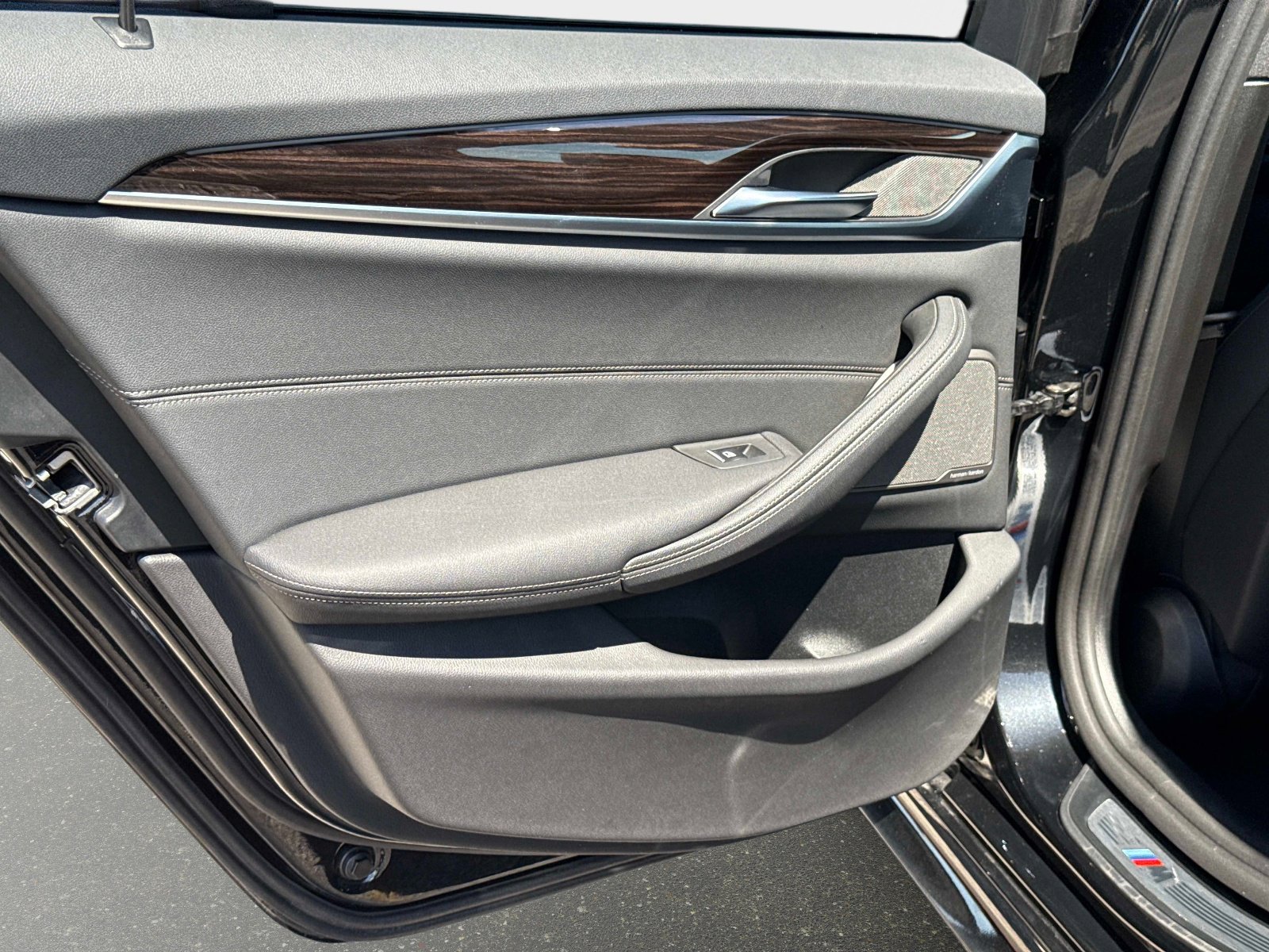 Used 2023 BMW 530e w/ M Sport Package image 30