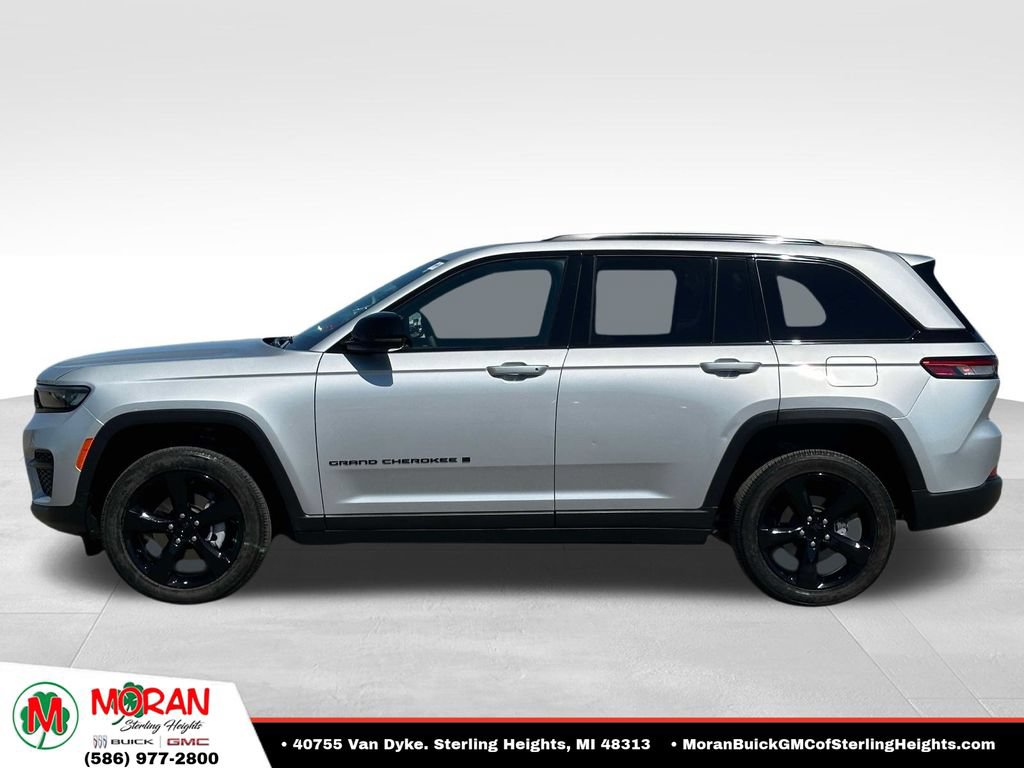 Used 2023 Jeep Grand Cherokee Altitude AWD/4WD image 2