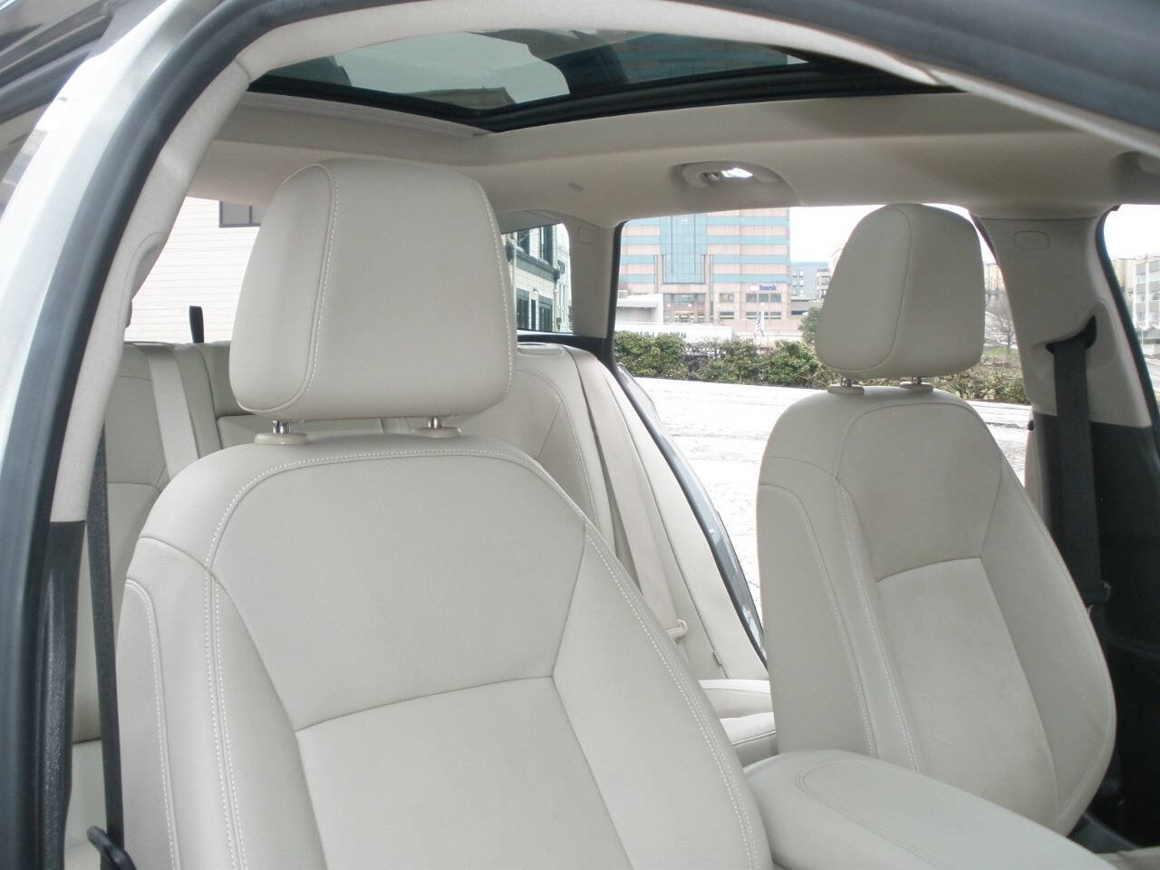 Used 2019 Buick Regal Essence w/ Driver Confidence Package I image 35