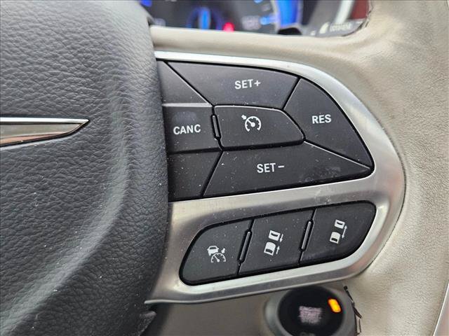 Used 2019 Chrysler Pacifica Limited w/ Tire & Wheel Group FWD image 23