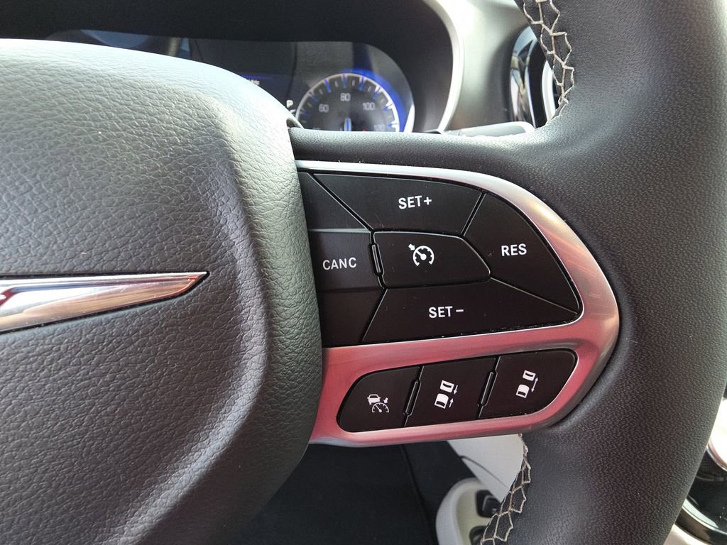 Used 2023 Chrysler Pacifica Touring-L image 19