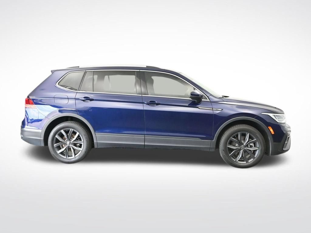 Used 2023 Volkswagen Tiguan SE w/ Panoramic Sunroof Package FWD image 4