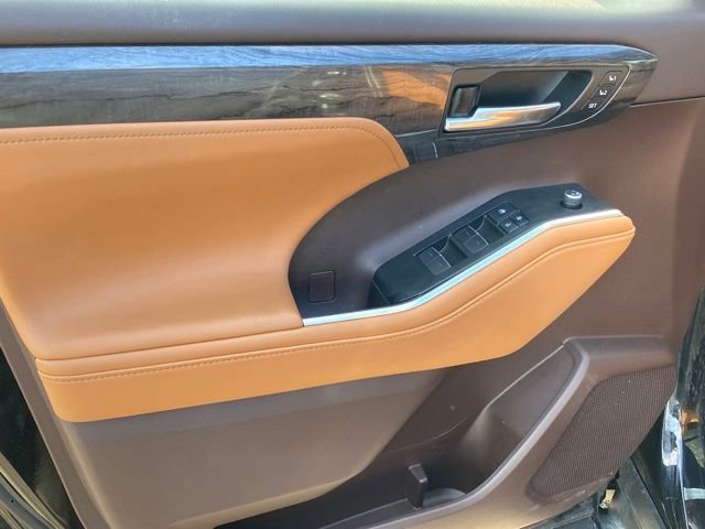 Used 2020 Toyota Highlander Platinum image 16