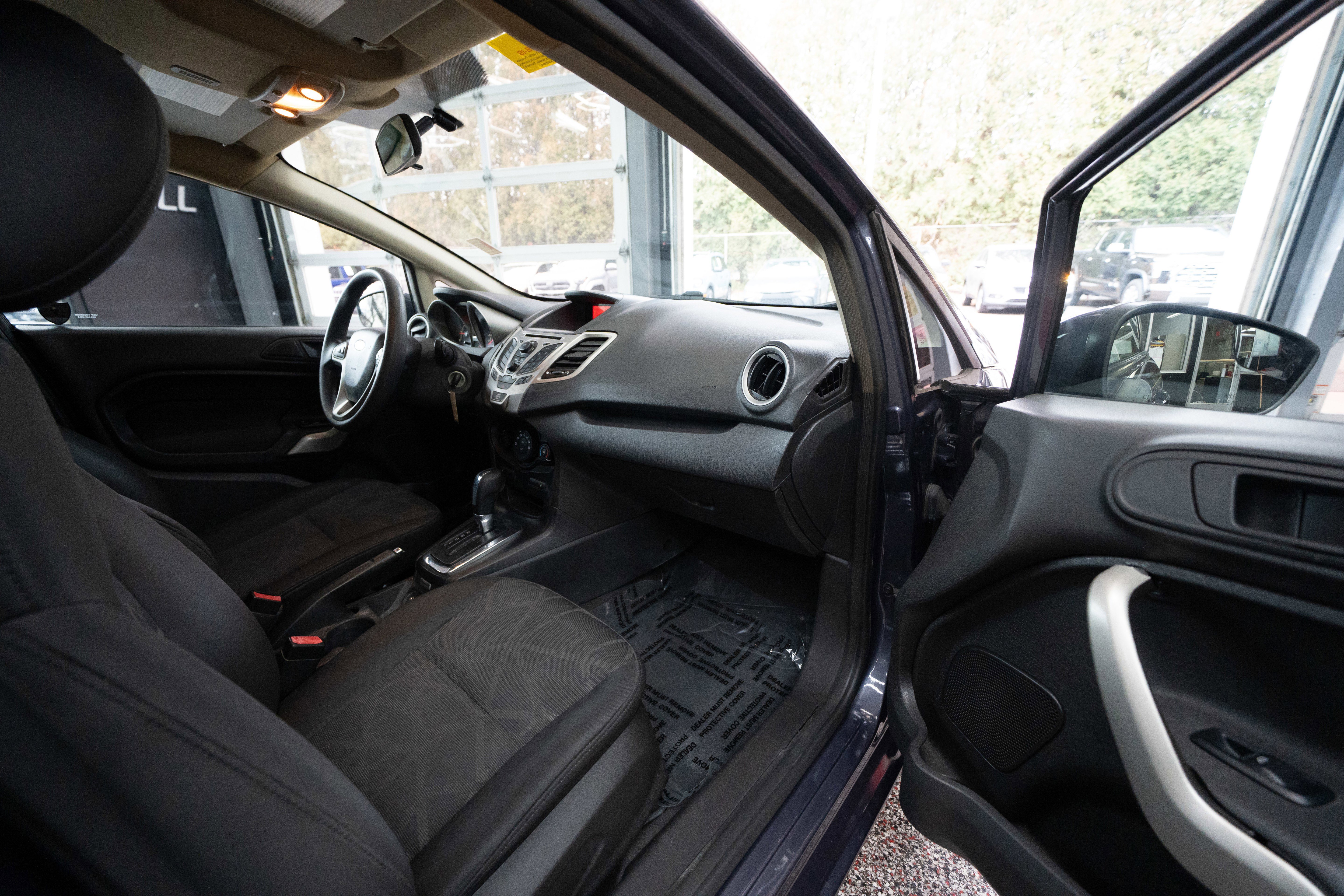 Used 2012 Ford Fiesta SE image 25