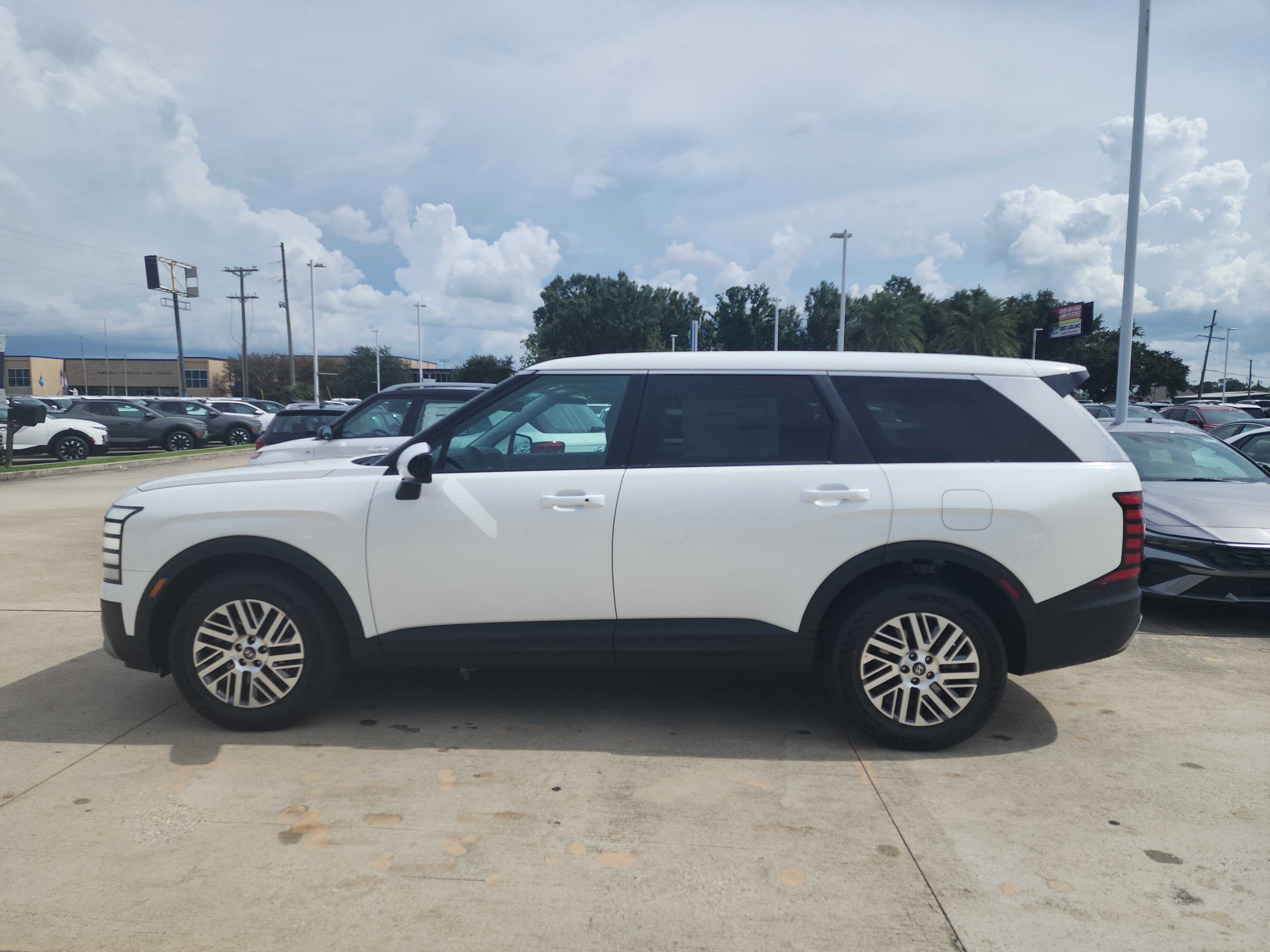 New 2027 Hyundai Palisade SE FWD image 4