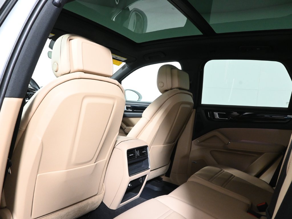 Used 2022 Porsche Cayenne AWD/4WD image 8