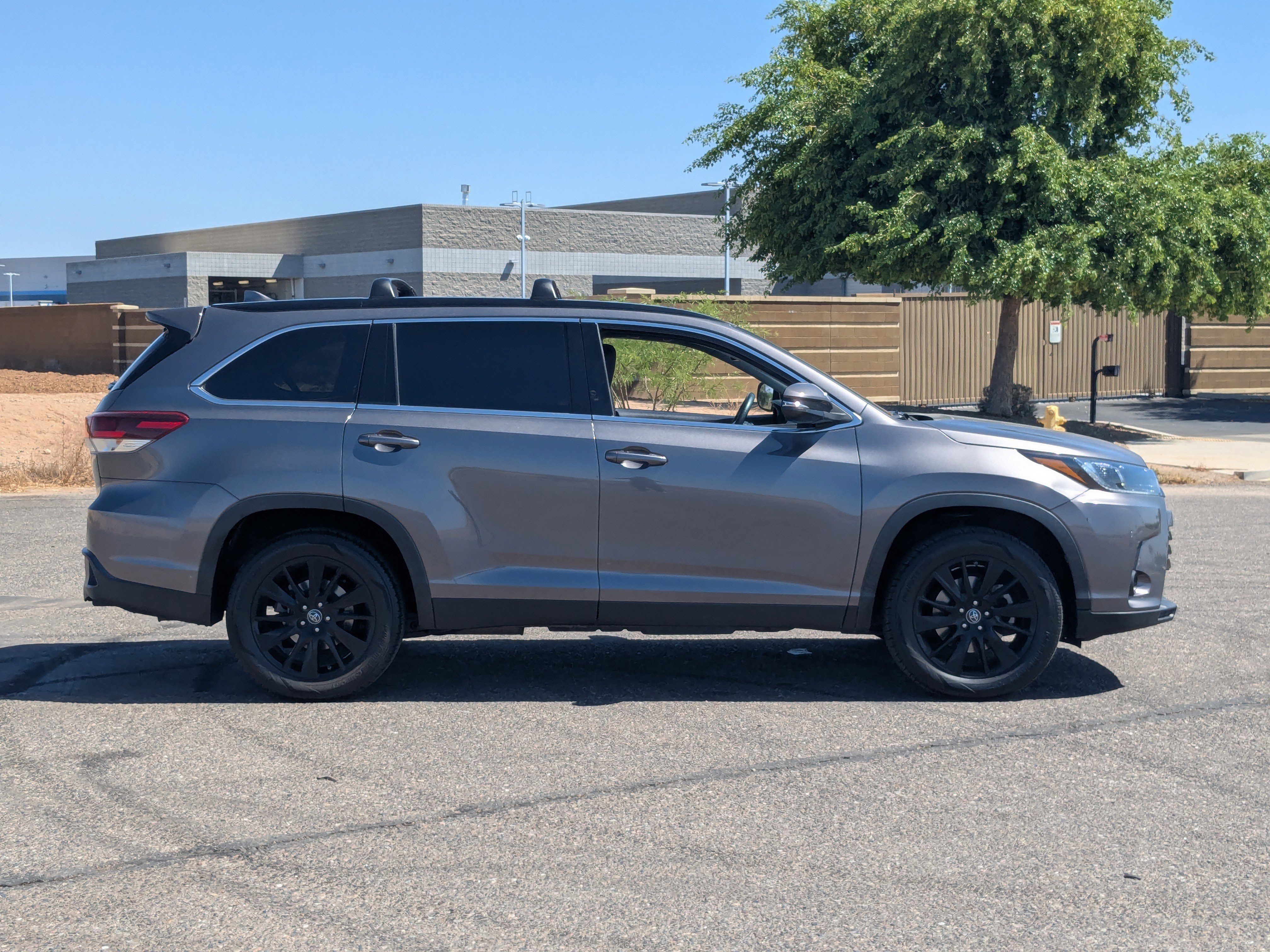 Used 2019 Toyota Highlander SE FWD video 2