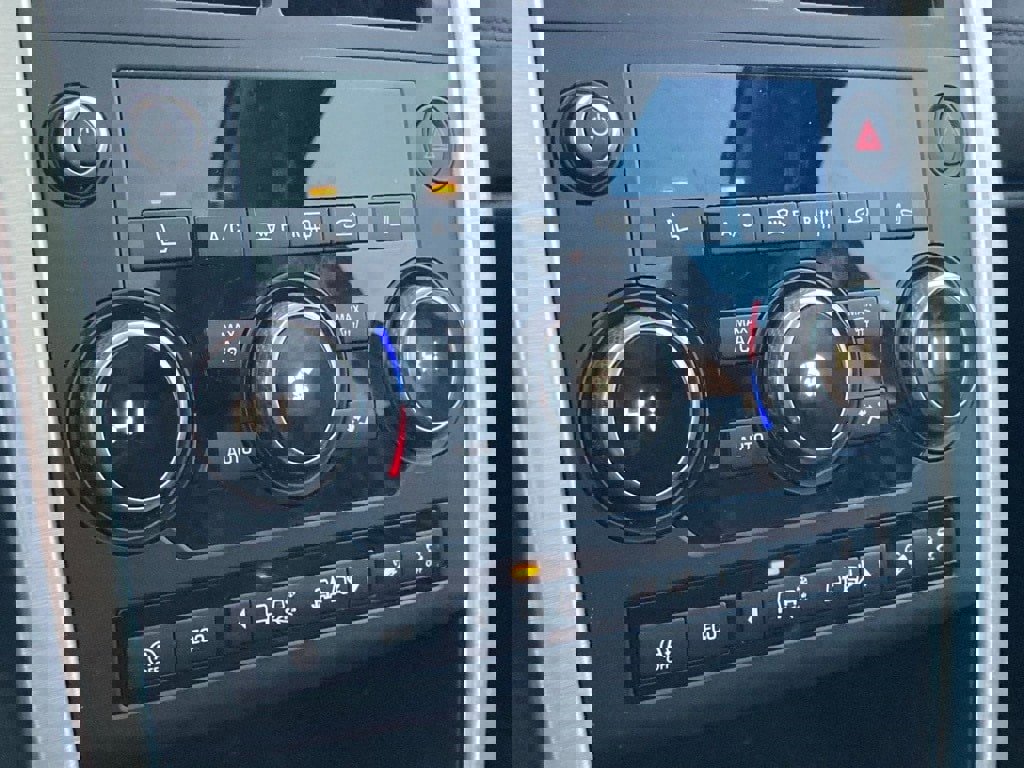 Used 2018 Land Rover Discovery Sport HSE image 26