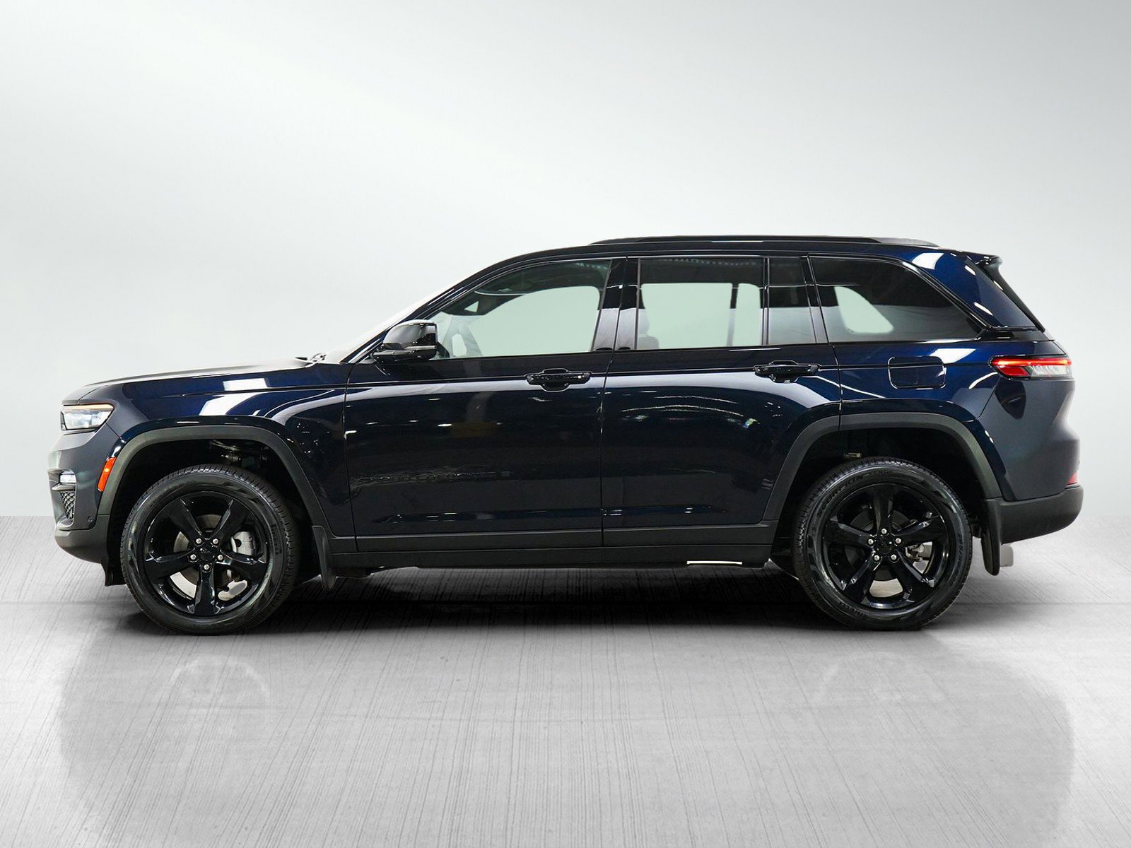 Used 2024 Jeep Grand Cherokee Limited w/ Luxury Tech Group II AWD/4WD image 2