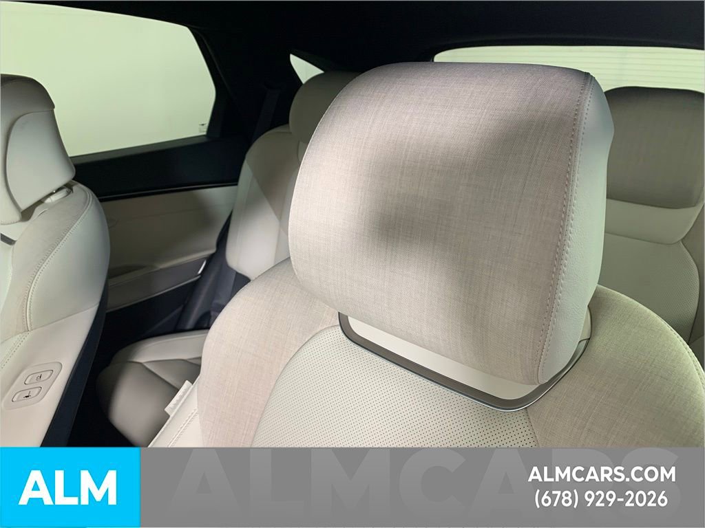 Used 2023 Genesis Electrified GV70 Advanced image 17