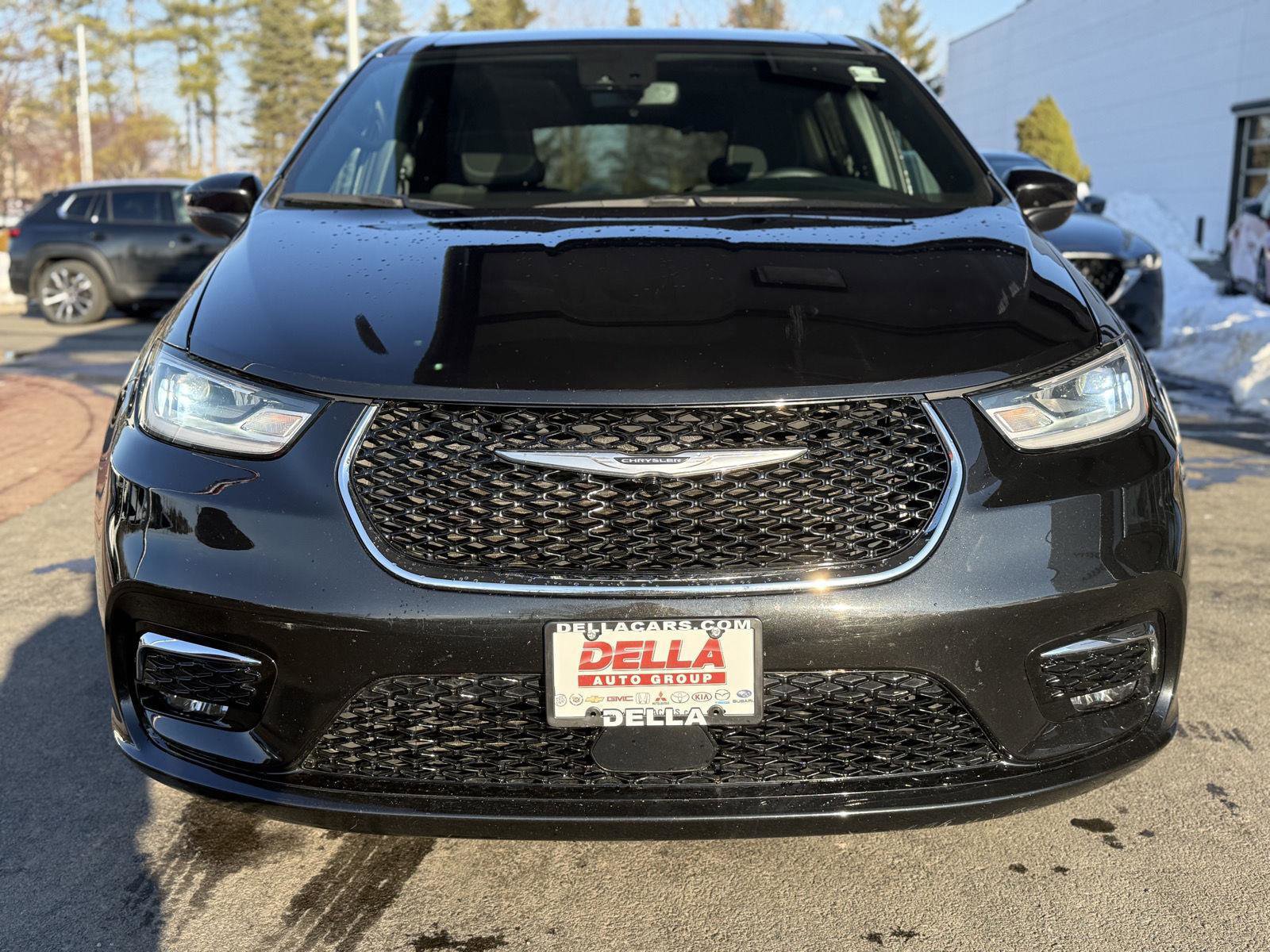 Used 2023 Chrysler Pacifica Touring image 2