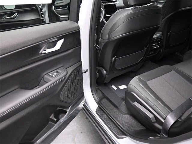 New 2025 Jeep Grand Cherokee L Laredo image 15