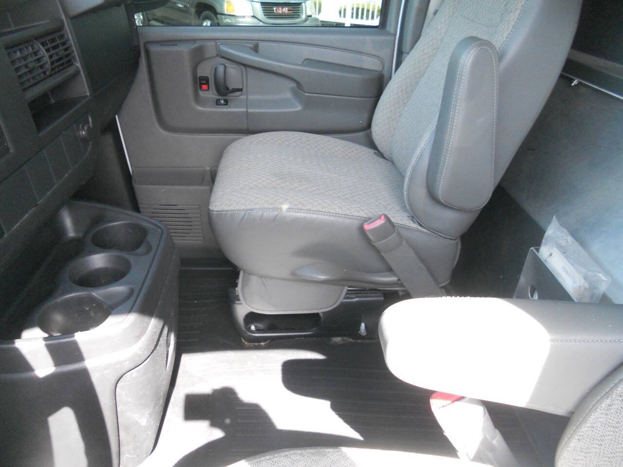 Used 2013 Chevrolet Express 2500 RWD image 18