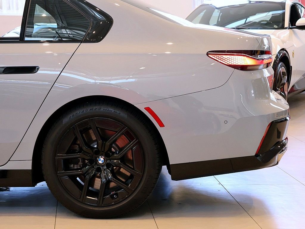 Used 2024 BMW 760i xDrive w/ Premium Package 2 image 61