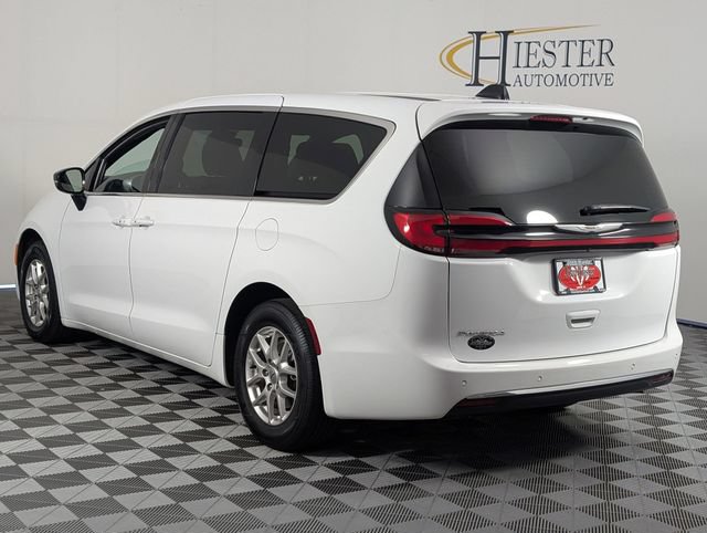 Used 2025 Chrysler Pacifica Select FWD image 5