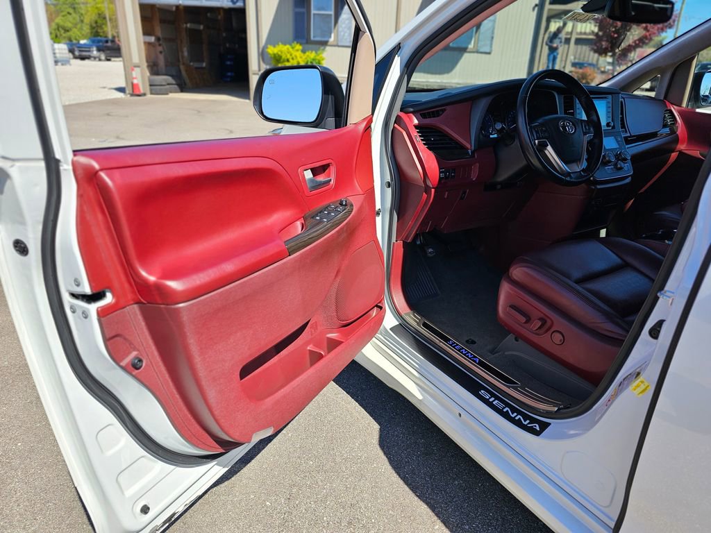 Used 2019 Toyota Sienna XLE w/ XLE Navigation Package image 27