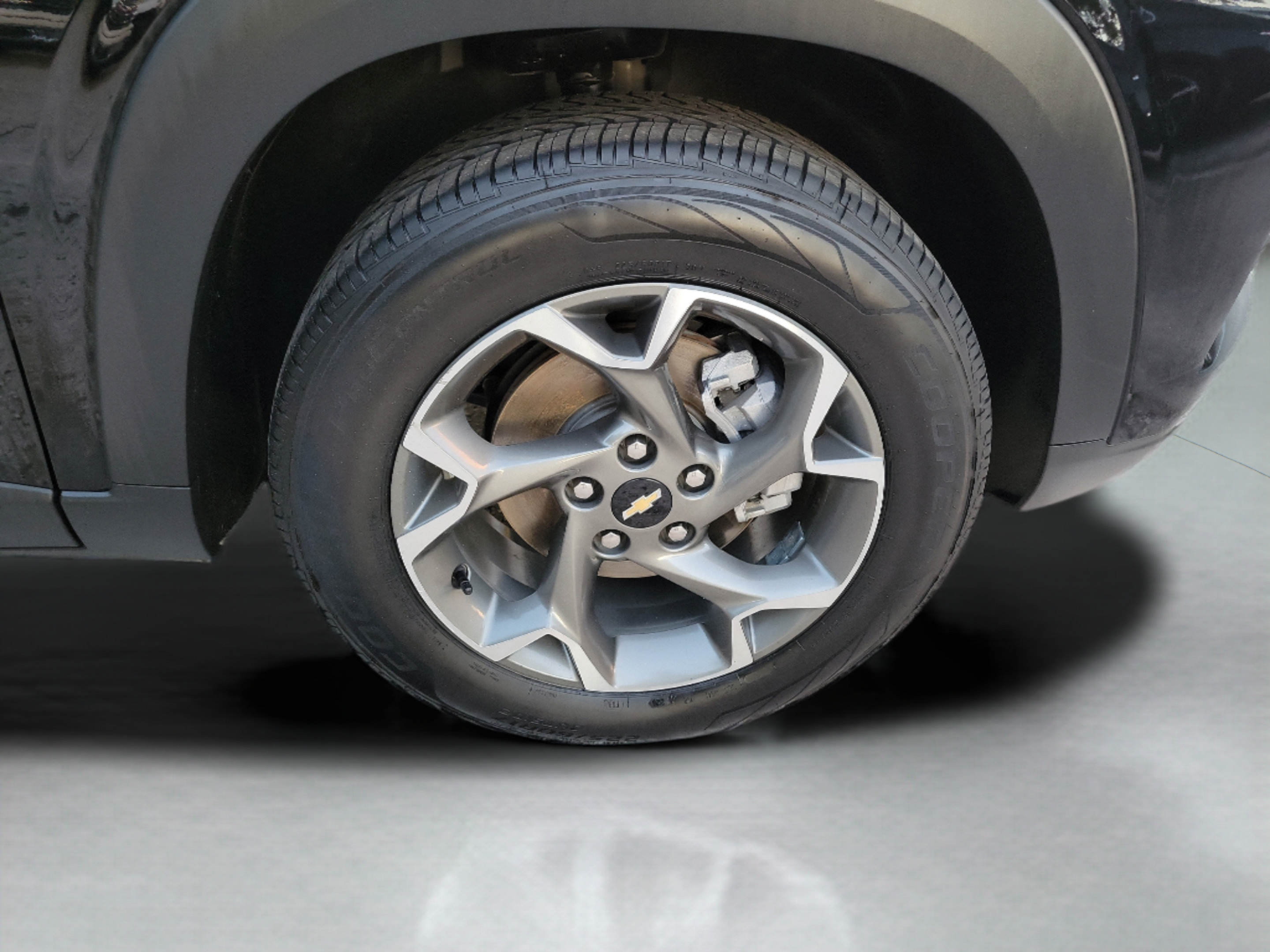 Used 2025 Chevrolet Trax LT FWD image 6