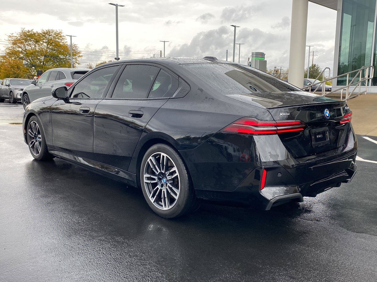 Used 2025 BMW 550e xDrive w/ Premium Package AWD/4WD image 5