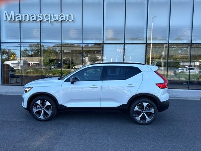 Certified 2025 Volvo XC40 B5 Plus AWD/4WD image 2