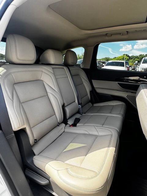 Used 2025 Lincoln Nautilus Premier AWD/4WD image 13